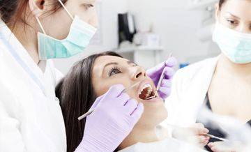 Mujer en tratamiento de odontología